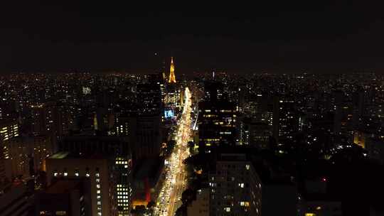 巴西圣保罗市中心的夜晚。市中心区的夜晚生活风景。