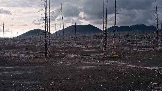 穿过俄罗斯火山的吉普车视频素材模板下载