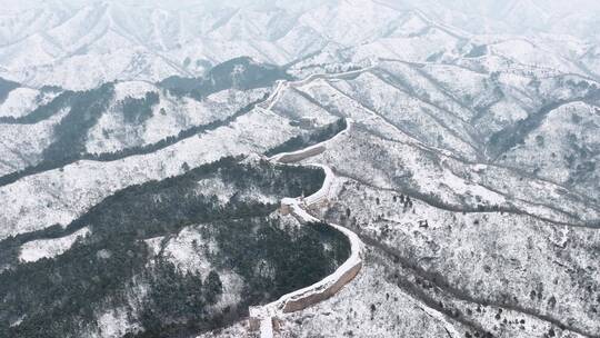 中国的长城和壮丽的雪后山景