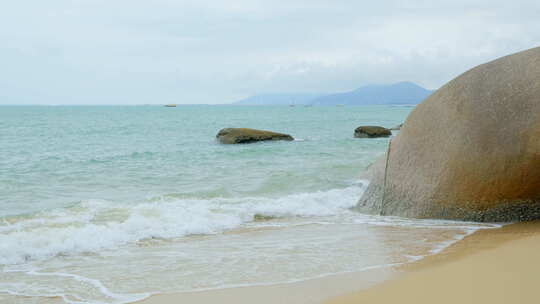 海南三亚海边海滩海浪石头岩石