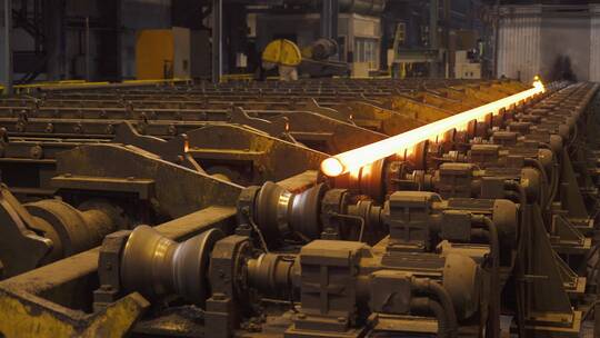 钢厂生产线上运输的红热管