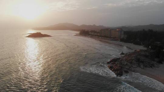 夕阳下的海边风景