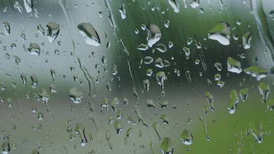 雨水打在玻璃上