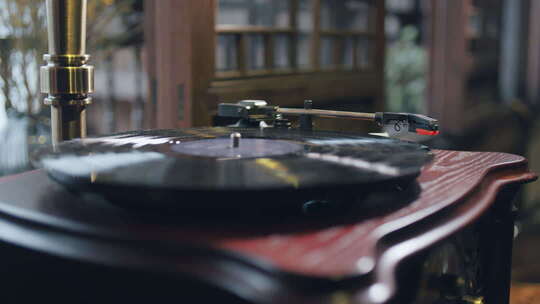 手把唱机针放在黑胶唱片上