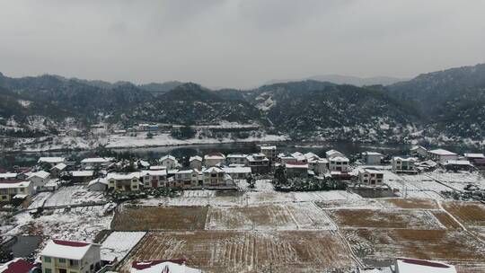 航拍美丽乡村田园冬天雪景