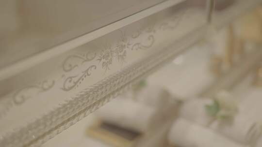 精致卫浴间洗手台镜子细节特写