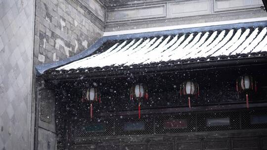 冬天下雪花纷飞传统古建筑升格慢镜头