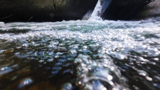 高清4K水下山泉水清澈透亮溪水水花水泡