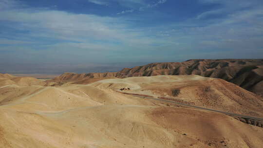 飞越沙丘并放大以色列沙漠中孤立的古代废墟视频素材模板下载