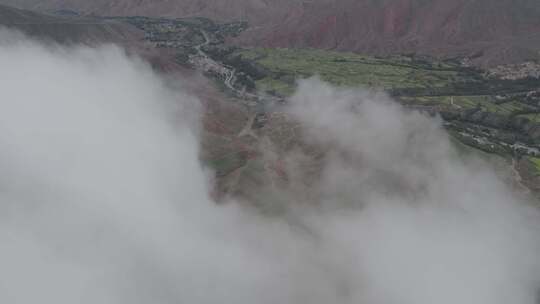 青海海南果什则云雾山峰航拍视频