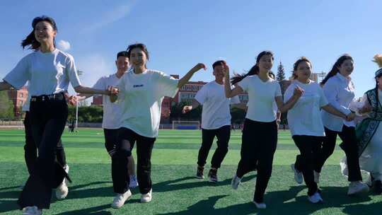 校园学生草地奔跑开心