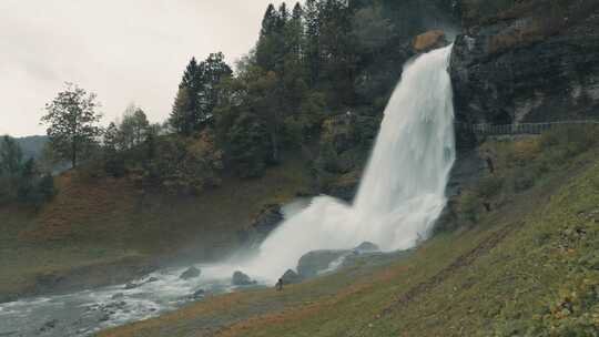 著名的Steindalsfossen瀑布