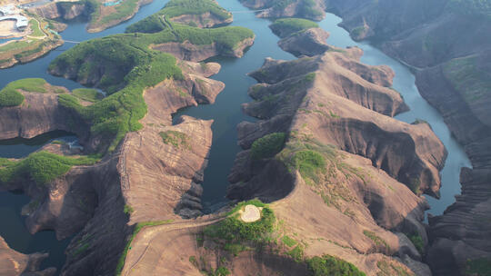 航拍湖南郴州高椅岭景区丹霞地貌峡谷河流