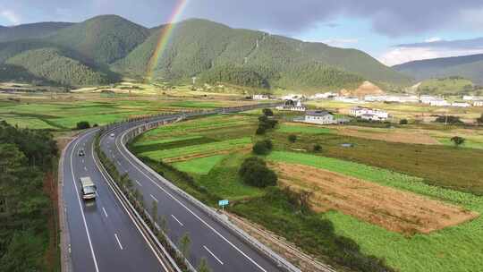 夏季香格里拉 雨后的村落