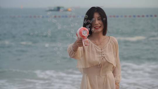 美女海边沙滩玩泡泡机玩具欢快玩耍海滩娱乐