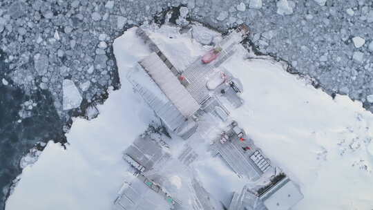 在南极洲Vernadsky基地上空的空中