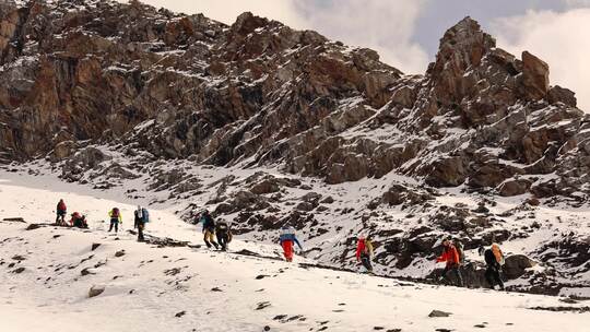 攀登岷山山脉主峰雪宝顶雪山的登山队