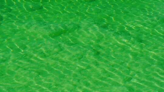 查尔汗盐湖：翡翠海域的舒适波纹