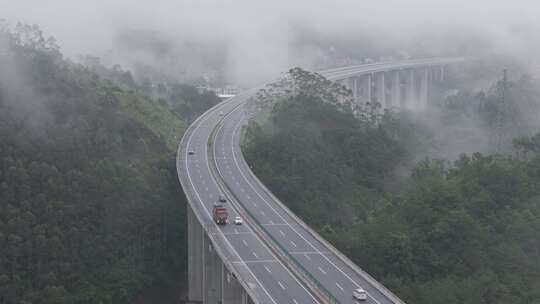 信宜云茂高速航拍，绿色高速公路