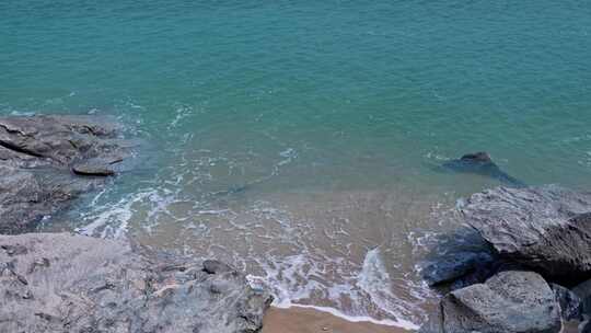 海浪海水冲刷拍打海滩礁石