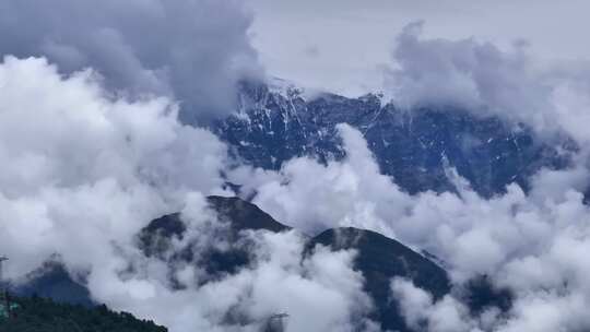 航拍318风景线西藏建筑群寺庙高海拔穿云海