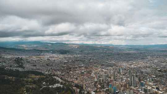 哥伦比亚蒙塞拉特山顶上巨大城市波哥大的时间推移。