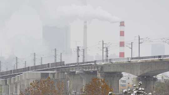 中国东北辽宁沈阳冬季雪景烟囱建筑与铁路