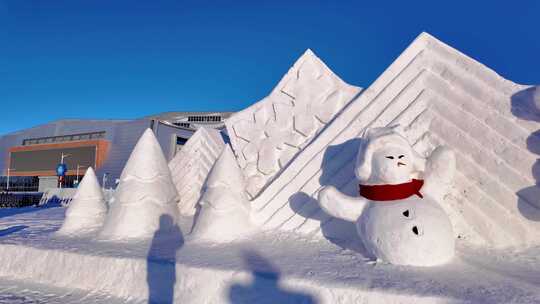 银色呼伦贝尔大众冰体育馆雪季雪雕雪人