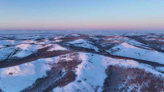 极寒的低山丘陵雪原灿烂夕阳