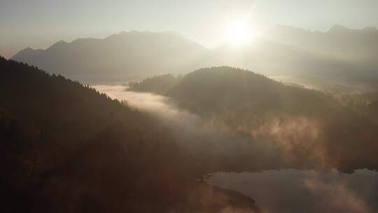 巴伐利亚阿尔卑斯山薄雾日出|4K
D-LOG-完美的颜色分级！
23.976fps
真正令人惊艳的黄金