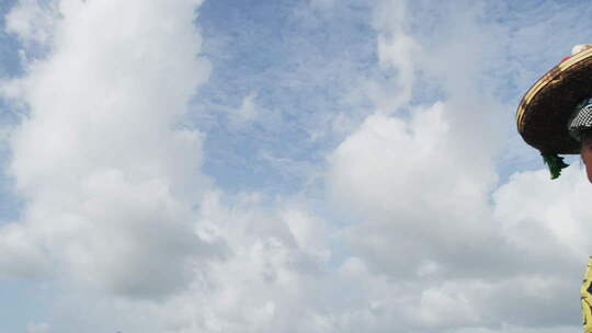 非洲女人头顶蔬菜篮子在田野中行走的母子三人