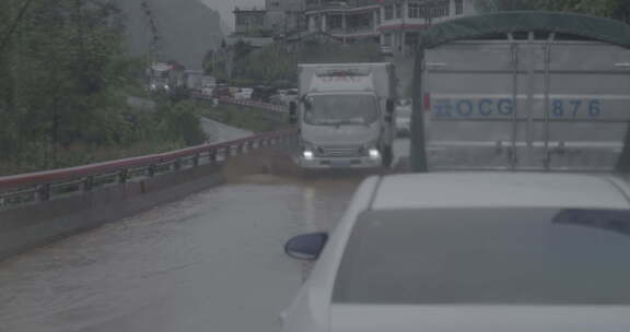 雨季怒江涨水