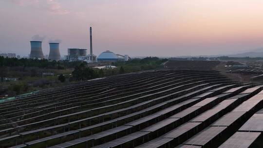 夕阳下太阳能光伏发电站和火力发电厂航拍视频素材模板下载
