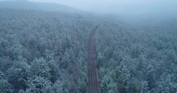 航拍大兴安岭极端天气降雪山林银装素裹