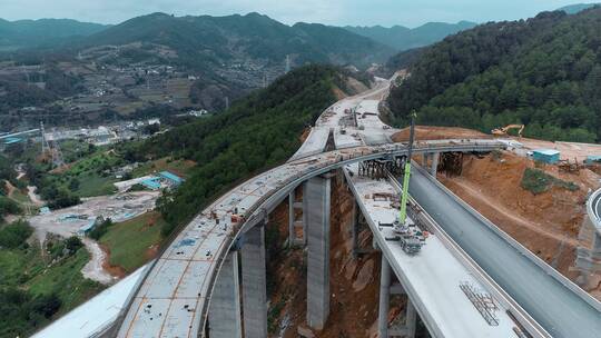 山区高速公路钢结构桥梁吊装施工工地视频