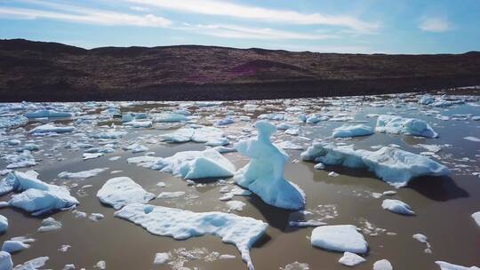 航拍充满冰山的巨大冰川泻湖
