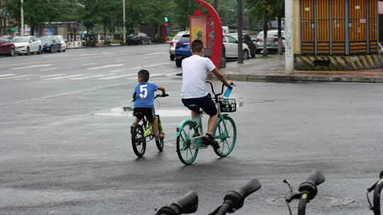 骑自行车在路上散心活动