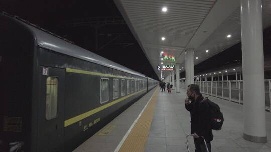 乘坐火车进站乘车游客上车4K实拍