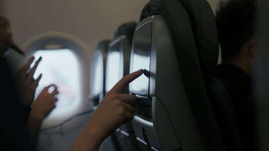 乘客使用飞机座位上的娱乐系统视频素材模板下载