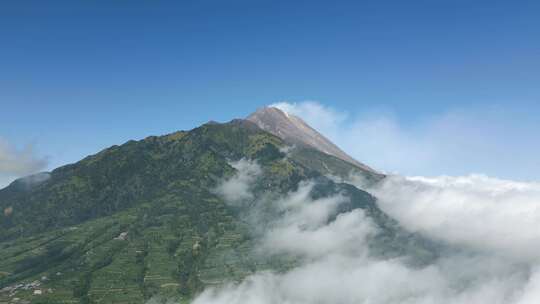 印度尼西亚惊人的默拉皮火山鸟瞰图