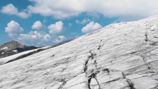 陡峭的山坡上有雪和矿物