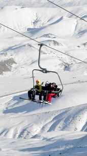 滑雪者乘坐缆车赏雪山风光