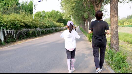 清晨跑步晨练的中国母女