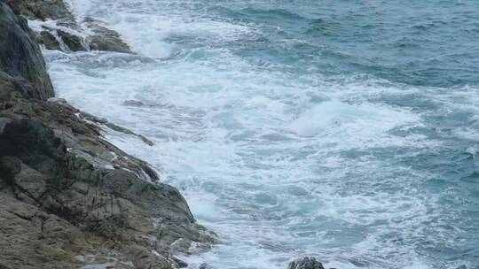 海浪撞击悬崖