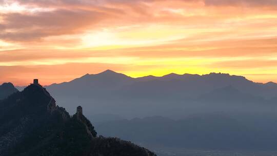 长城朝霞日出特写航拍漫天朝霞长城日出