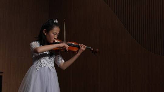 少年儿童拉小提琴音乐会