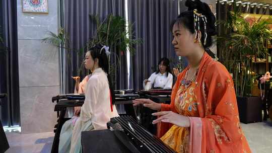 酒泉古琴名师为汉服爱好者上古琴体验课