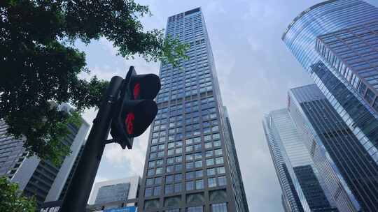 【正版素材】摩天大楼附近的红绿灯