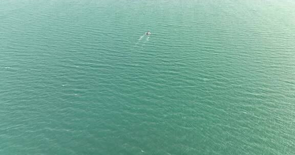 碧绿海水海面上一只行驶的渔船海上风景风光