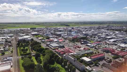 新西兰因弗卡吉尔市。晴天，无人机从市中心